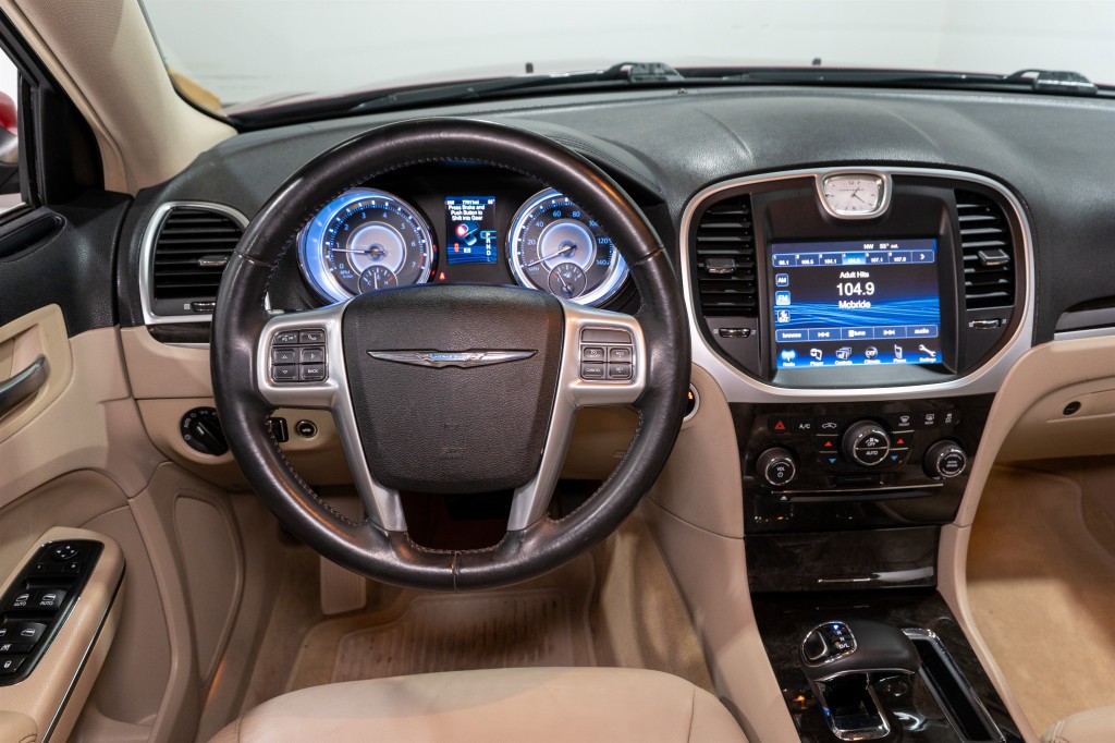 2013 Chrysler 300 Image 11
