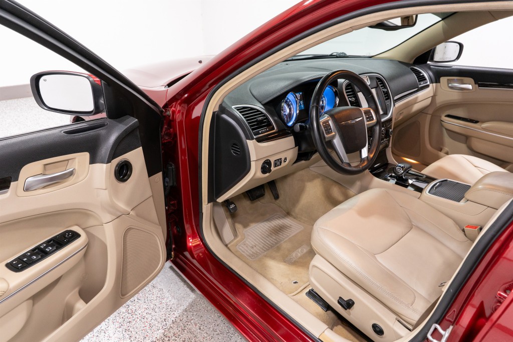 2013 Chrysler 300 Image 12
