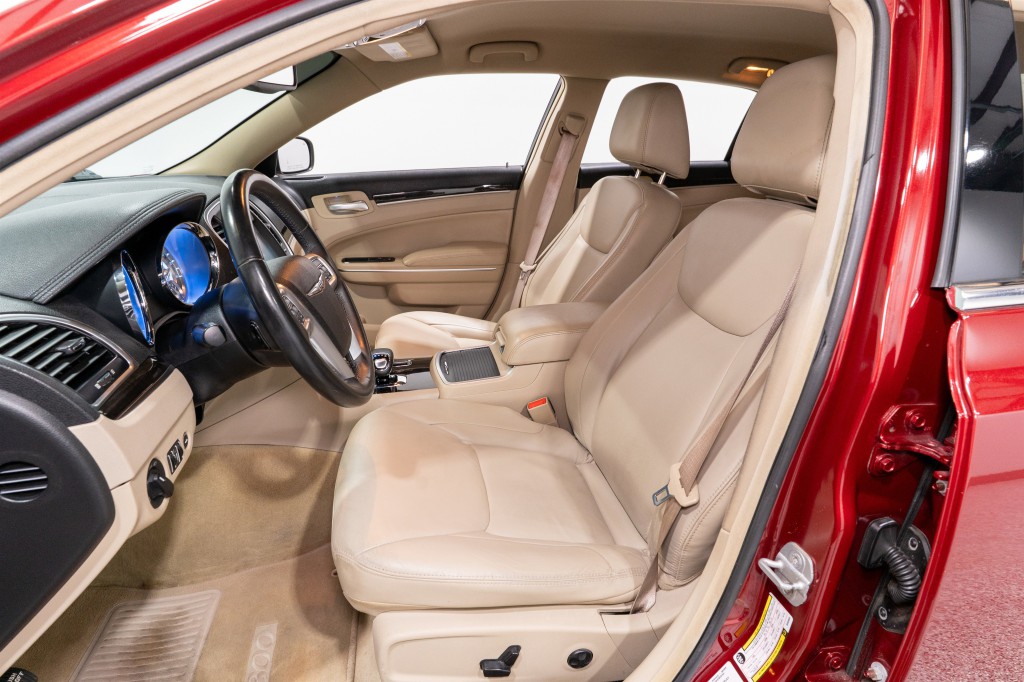 2013 Chrysler 300 Image 14