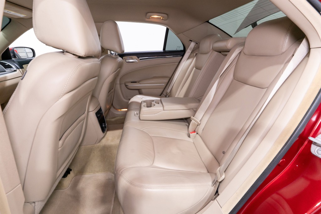 2013 Chrysler 300 Image 27