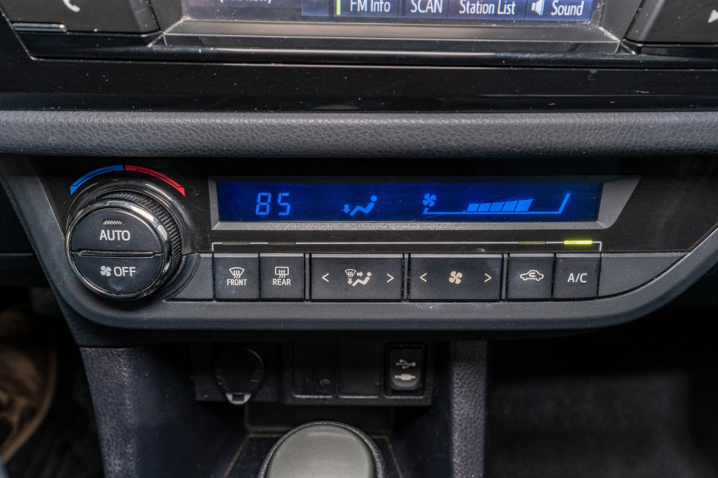 2015 Toyota Corolla Image 18