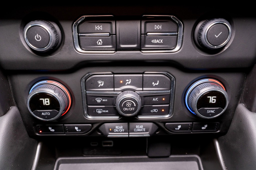 2024 Chevrolet Suburban Image 21