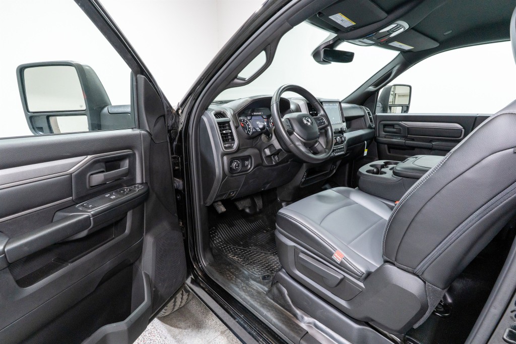 2023 RAM 3500 Image 14