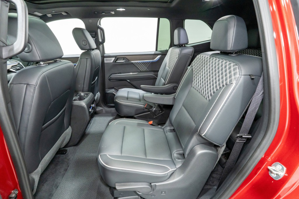 2024 GMC Acadia Image 32