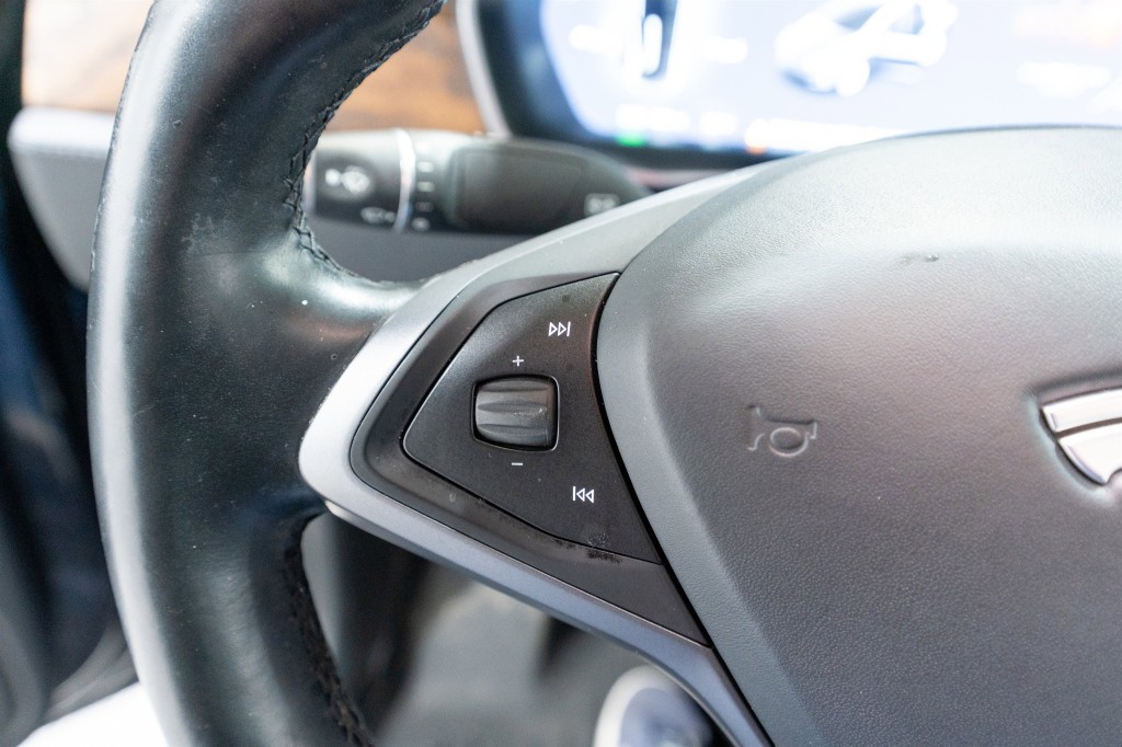 2020 Tesla Model X Image 25