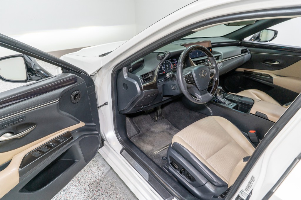 2019 Lexus ES Image 12