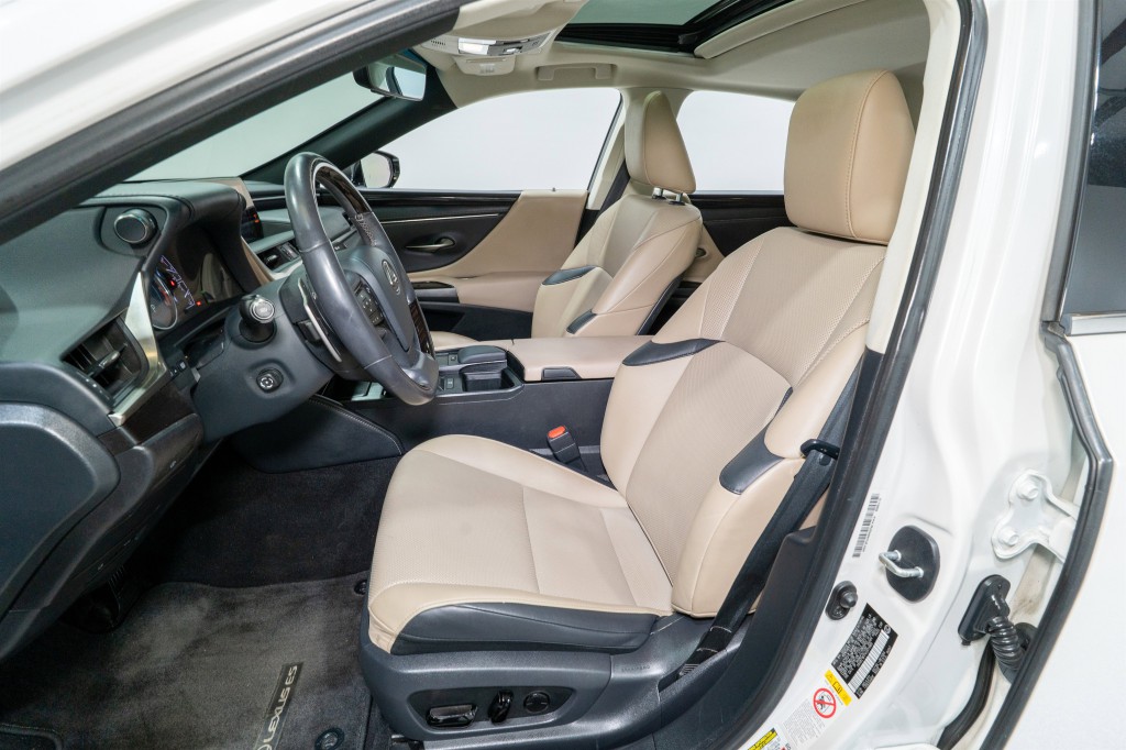 2019 Lexus ES Image 16