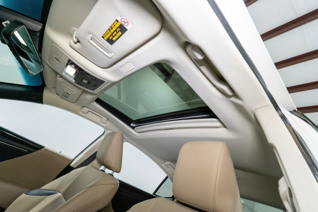 2019 Lexus ES Image 17