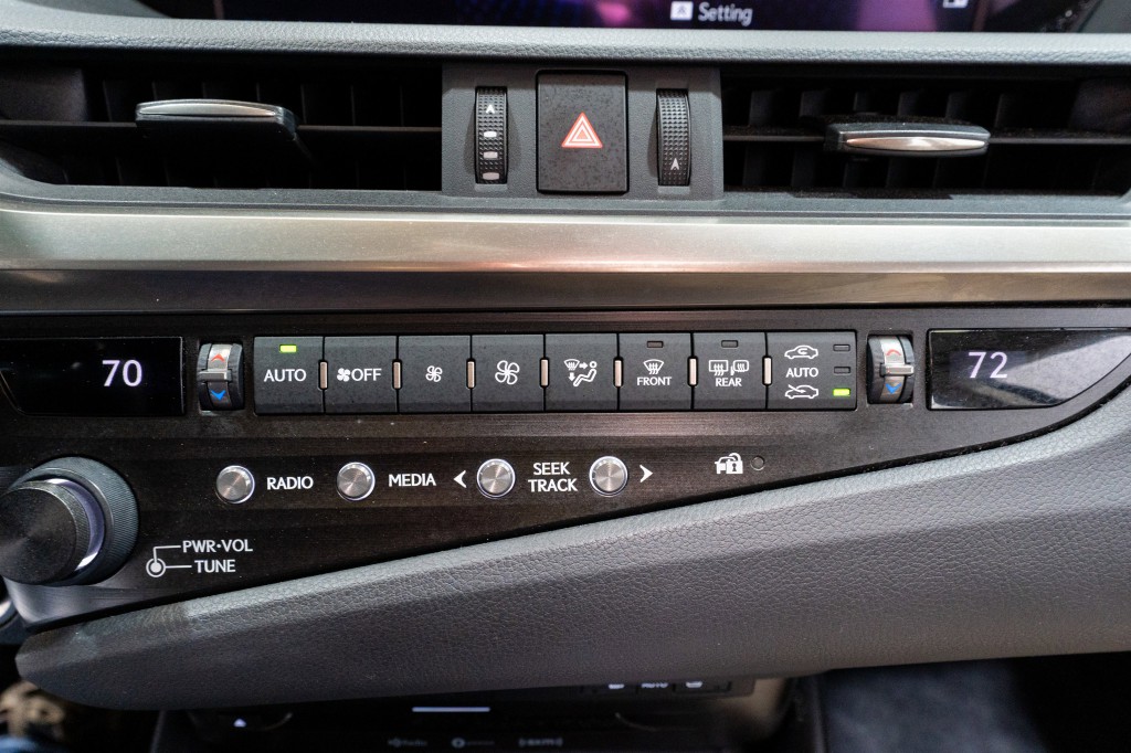 2019 Lexus ES Image 24