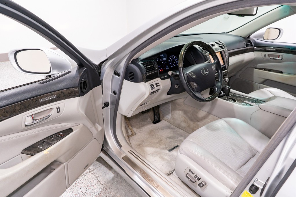 2012 Lexus LS 460 Image 12