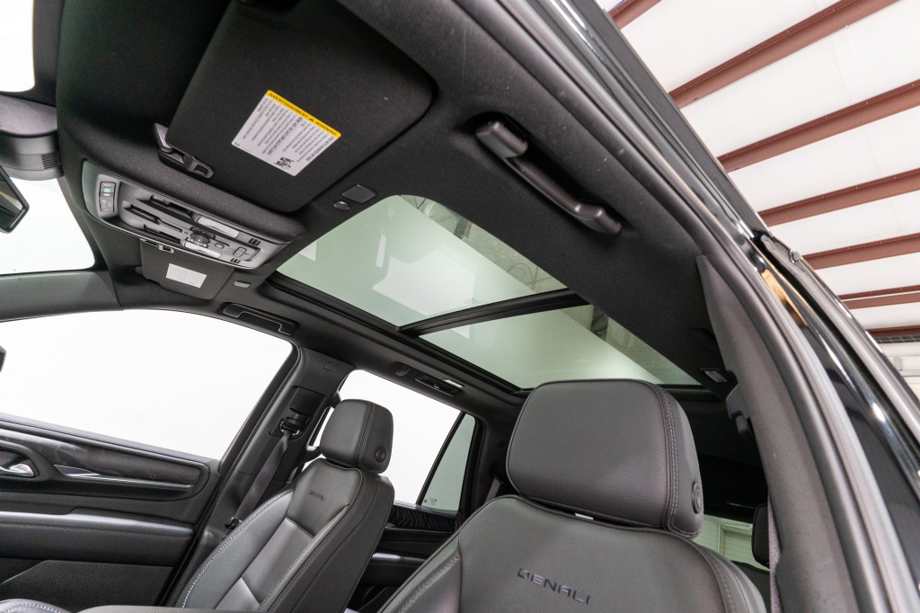 2023 GMC Yukon Image 17