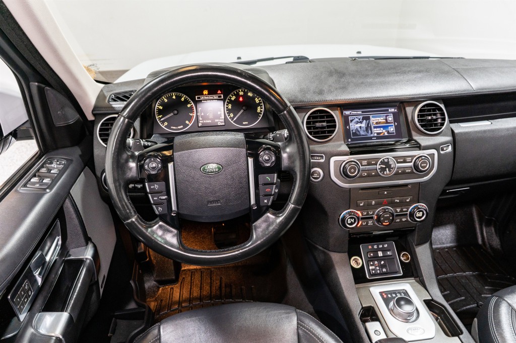 2016 Land Rover LR4 Image 11