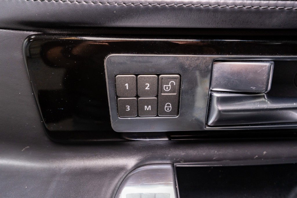 2016 Land Rover LR4 Image 15
