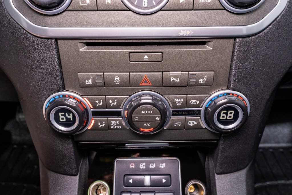 2016 Land Rover LR4 Image 25