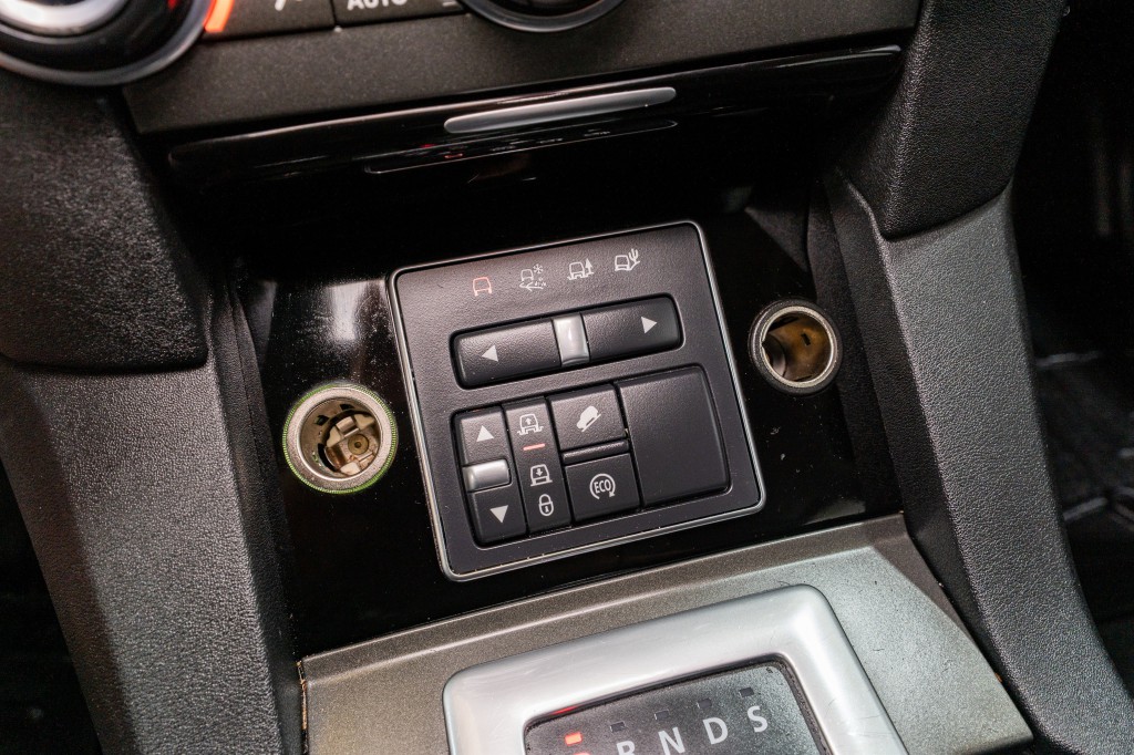 2016 Land Rover LR4 Image 26