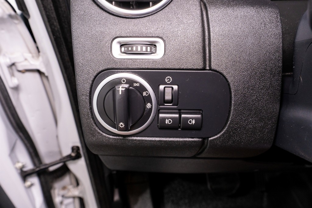 2016 Land Rover LR4 Image 34