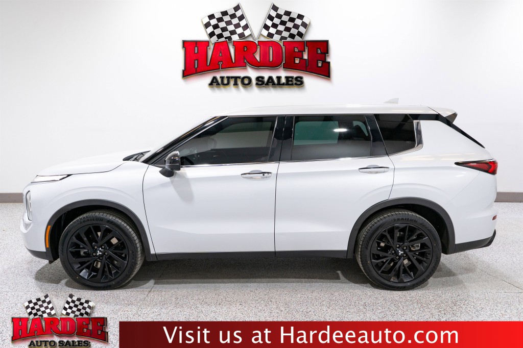 2023 Mitsubishi Outlander Image 1