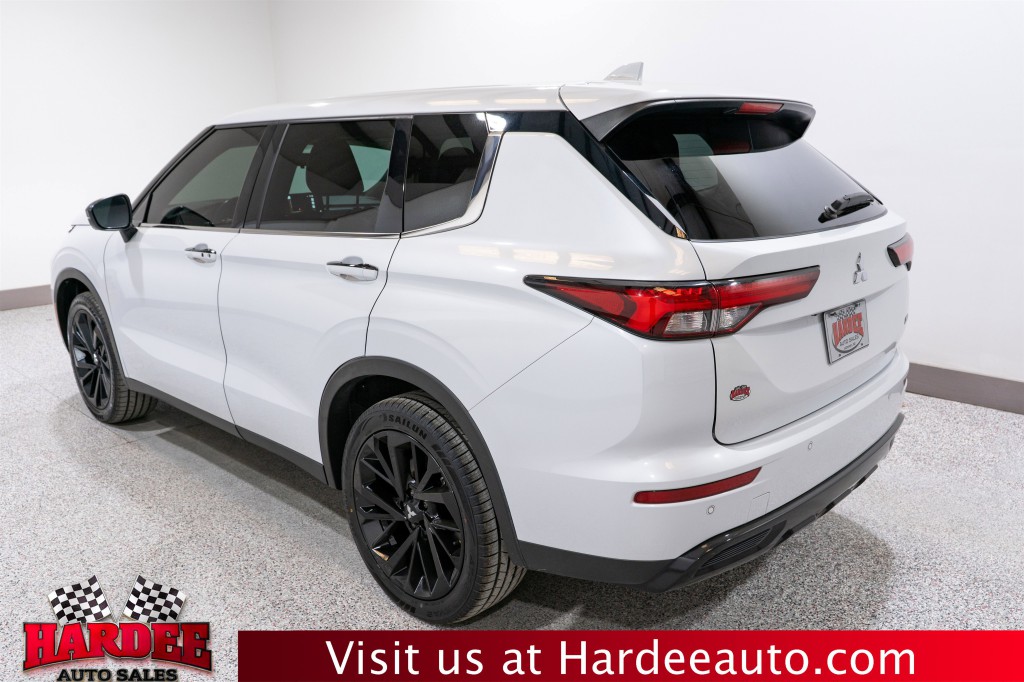 2023 Mitsubishi Outlander Image 3