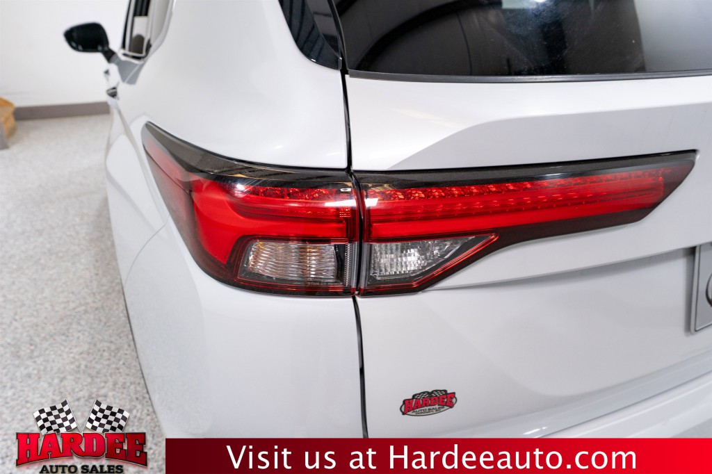 2023 Mitsubishi Outlander Image 9