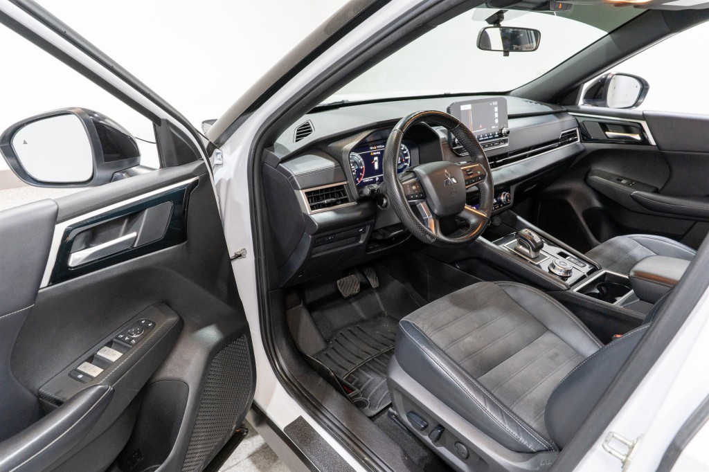 2023 Mitsubishi Outlander Image 12