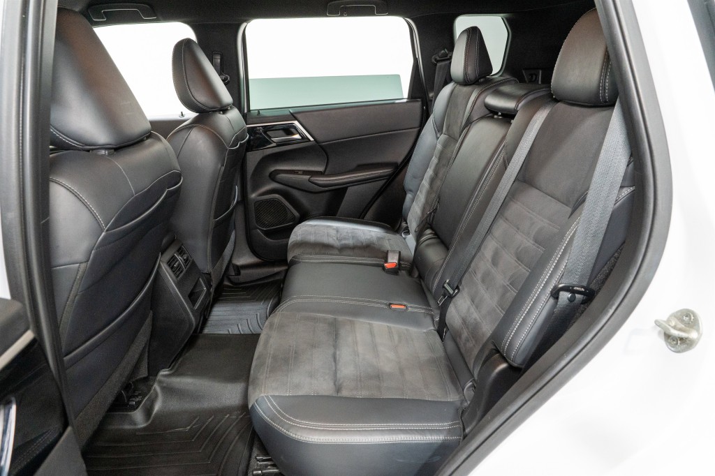 2023 Mitsubishi Outlander Image 28