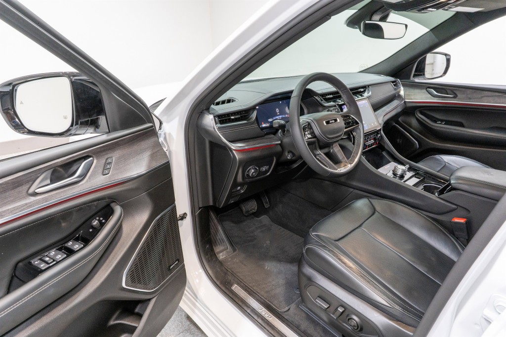 2025 Jeep Grand Cherokee Image 12