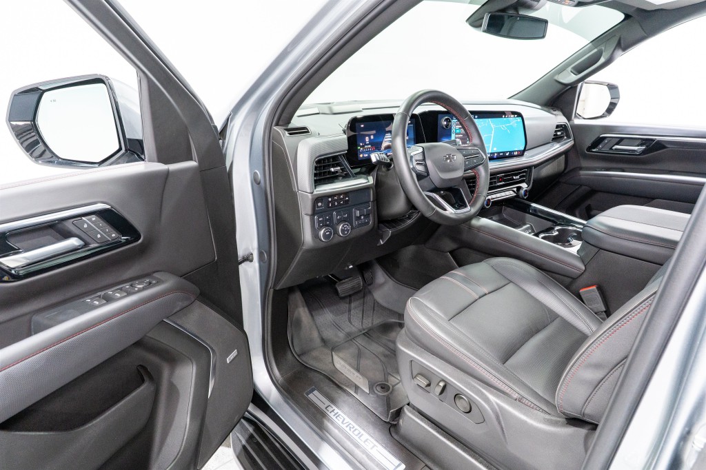 2025 Chevrolet Suburban Image 12