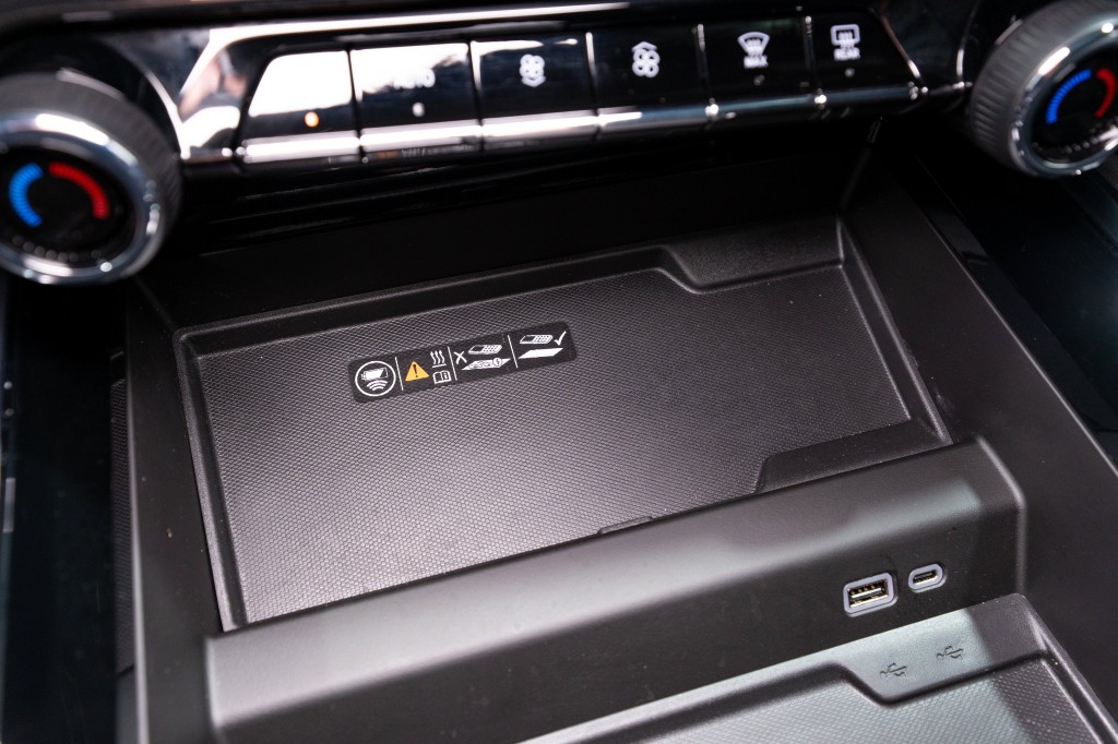 2025 Chevrolet Suburban Image 24
