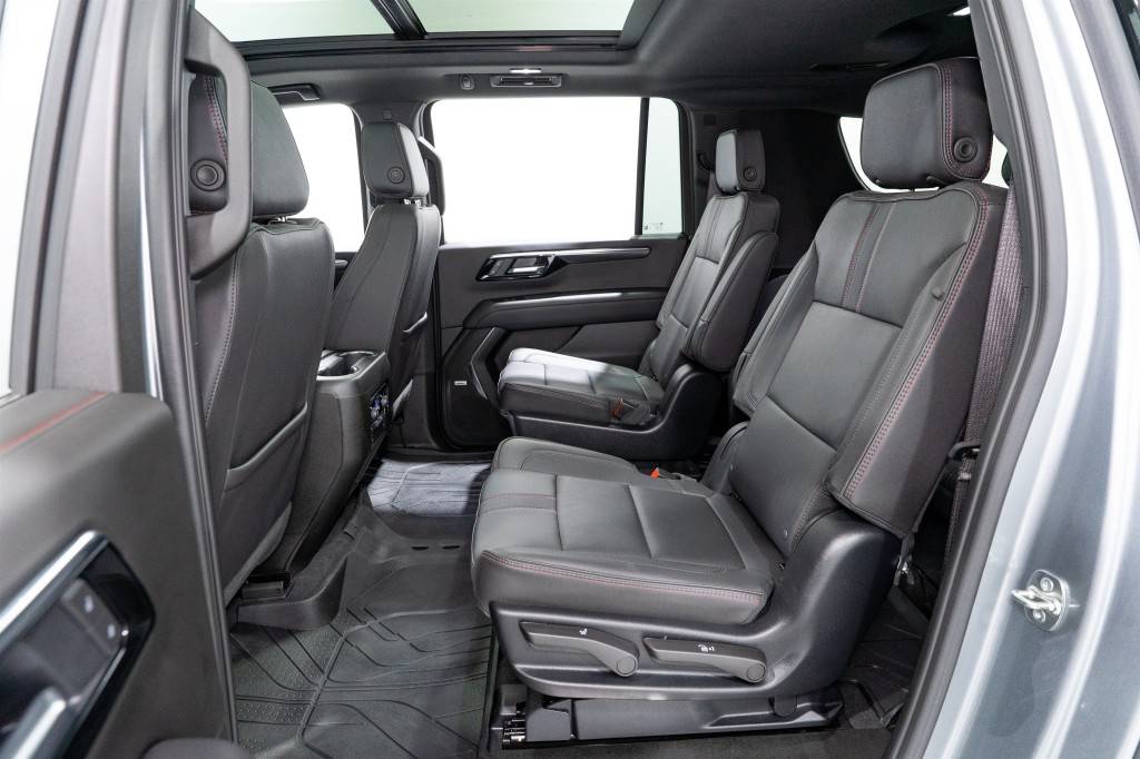 2025 Chevrolet Suburban Image 32