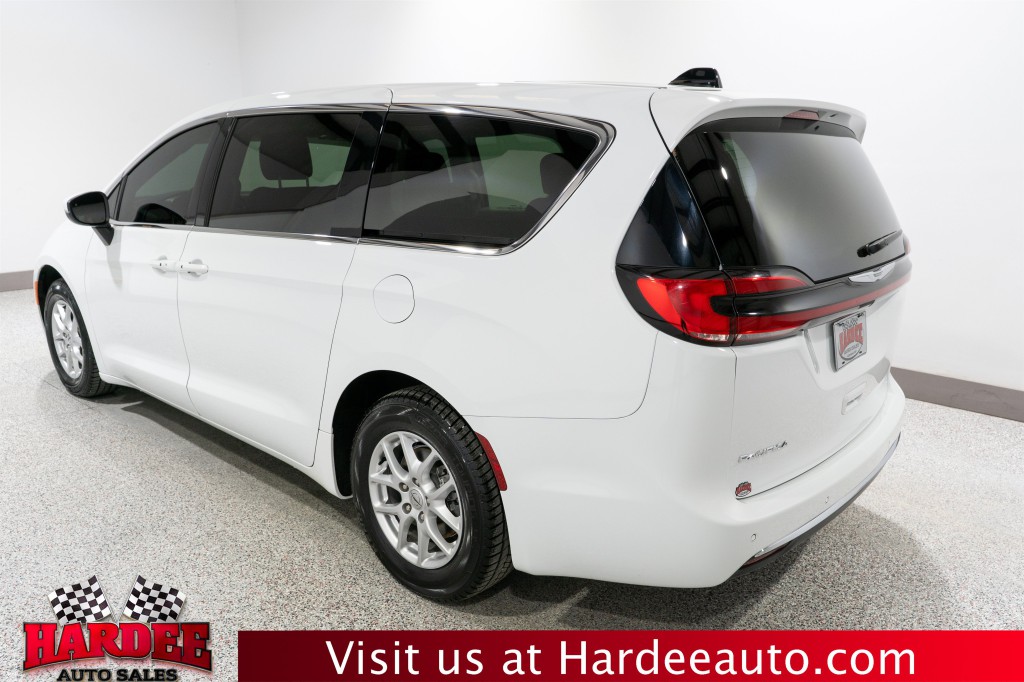 2023 Chrysler Pacifica Image 3