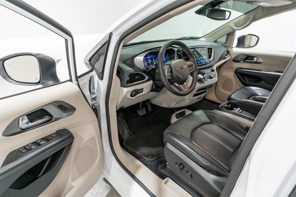 2023 Chrysler Pacifica Image 12