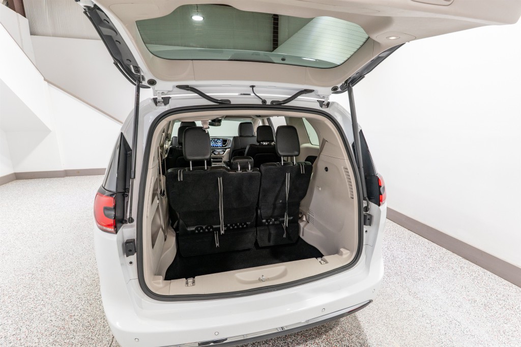 2023 Chrysler Pacifica Image 33