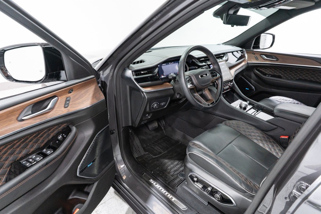 2025 Jeep Grand Cherokee Image 12