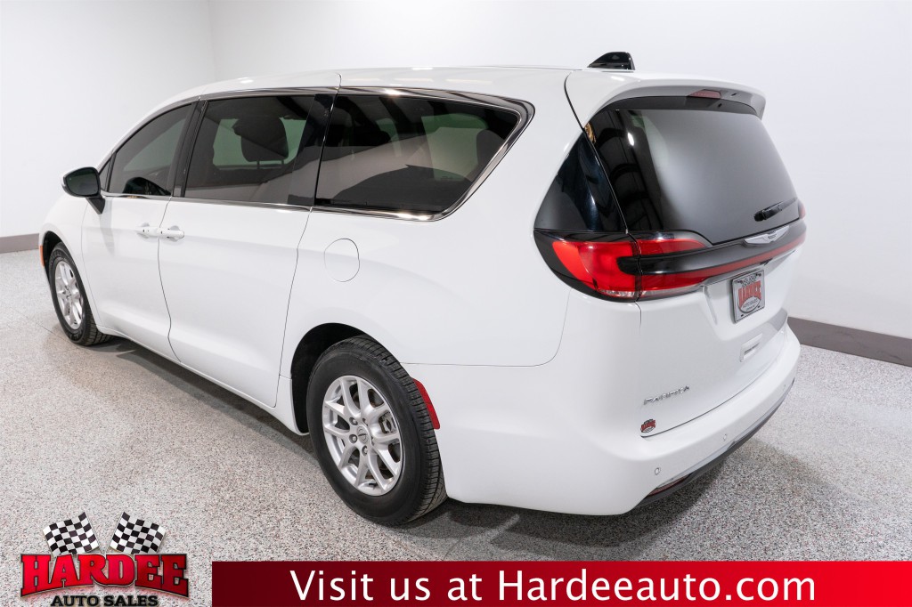 2023 Chrysler Pacifica Image 3