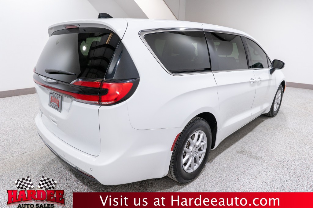 2023 Chrysler Pacifica Image 5