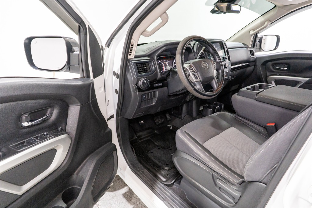 2022 Nissan Titan Image 13