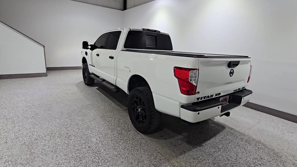 2019 Nissan Titan Image 2