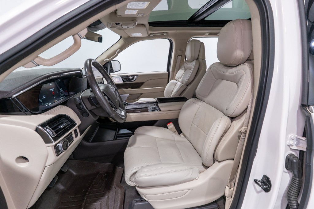 2019 Lincoln Navigator Image 17