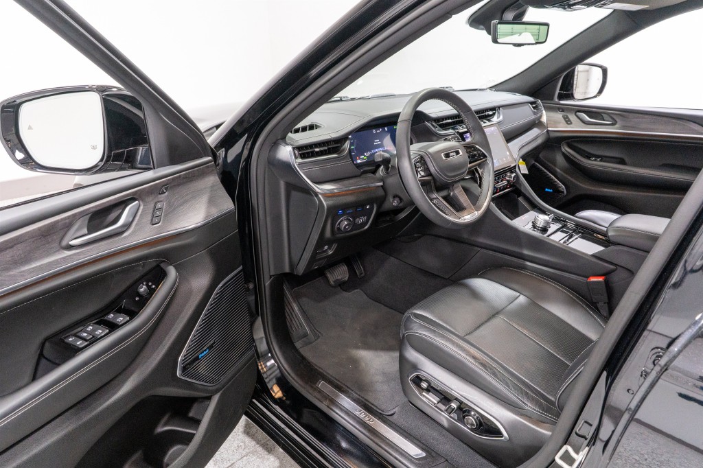 2023 Jeep Grand Cherokee Image 12