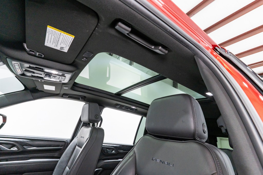 2023 GMC Yukon Image 17