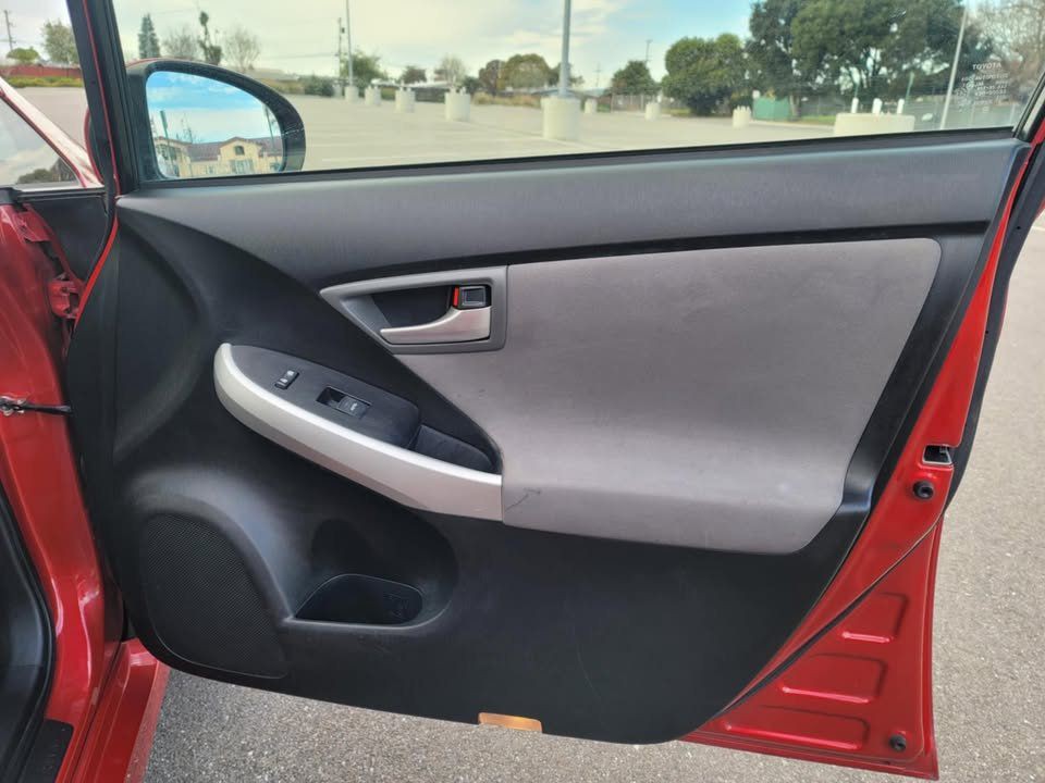 2013 Toyota Prius Image 16