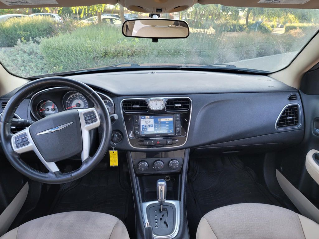 2012 Chrysler 200 Image 11
