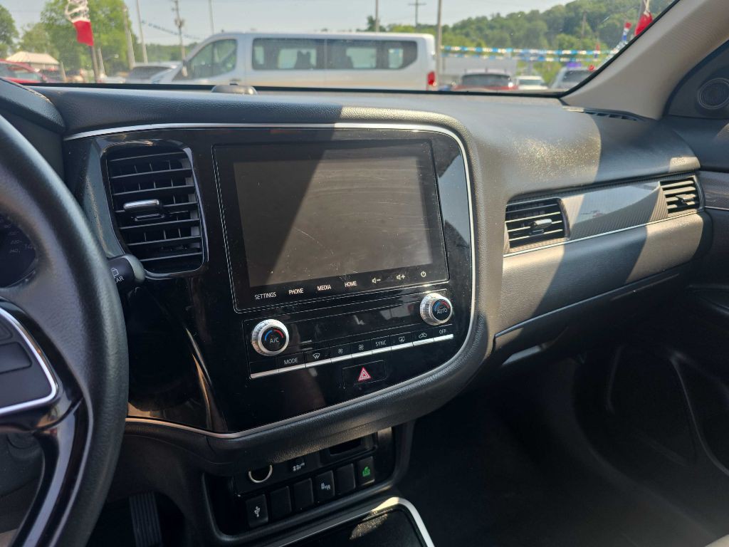 2020 Mitsubishi Outlander Image 11
