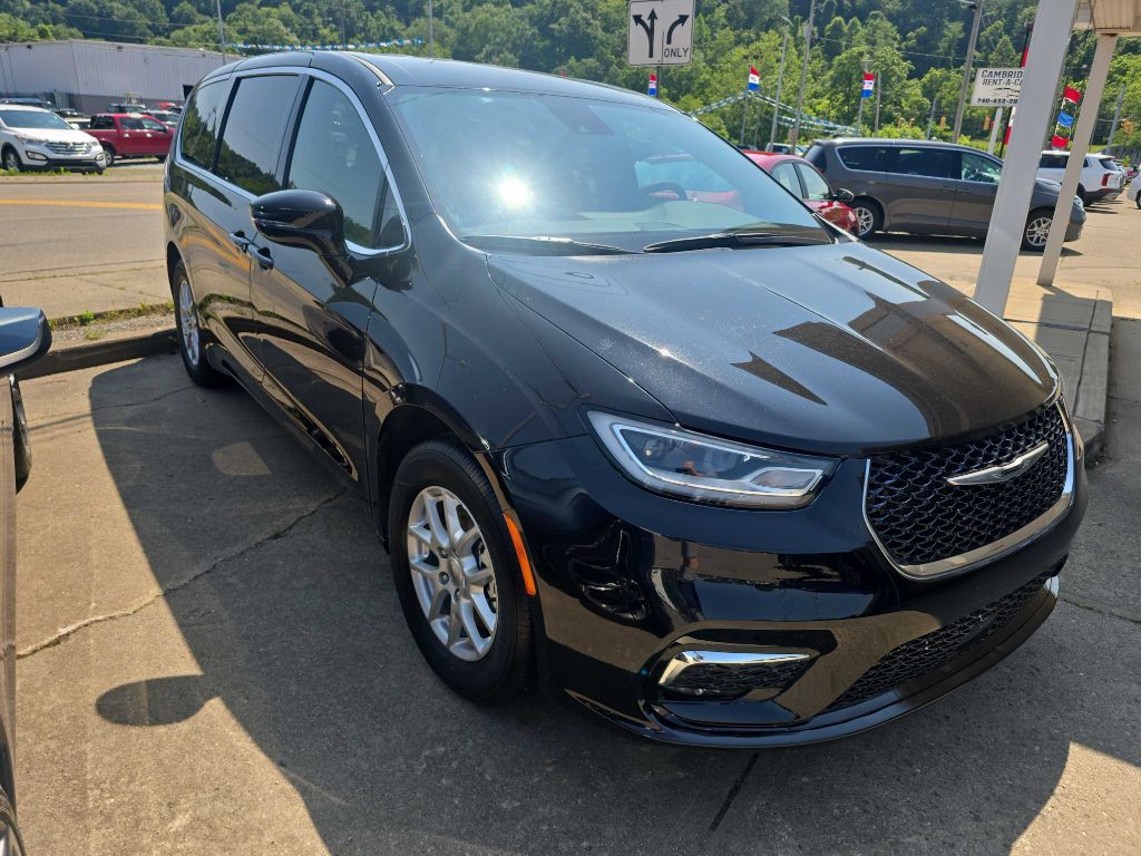 2025 Chrysler Pacifica Image 3