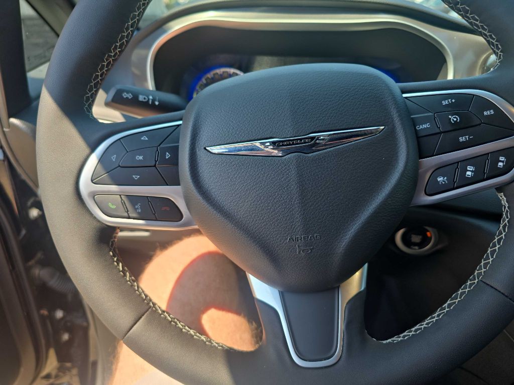 2025 Chrysler Pacifica Image 11