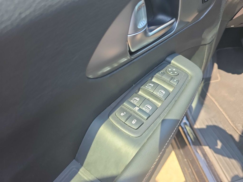 2025 Chrysler Pacifica Image 12