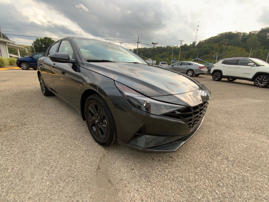 2023 Hyundai Elantra Image 3