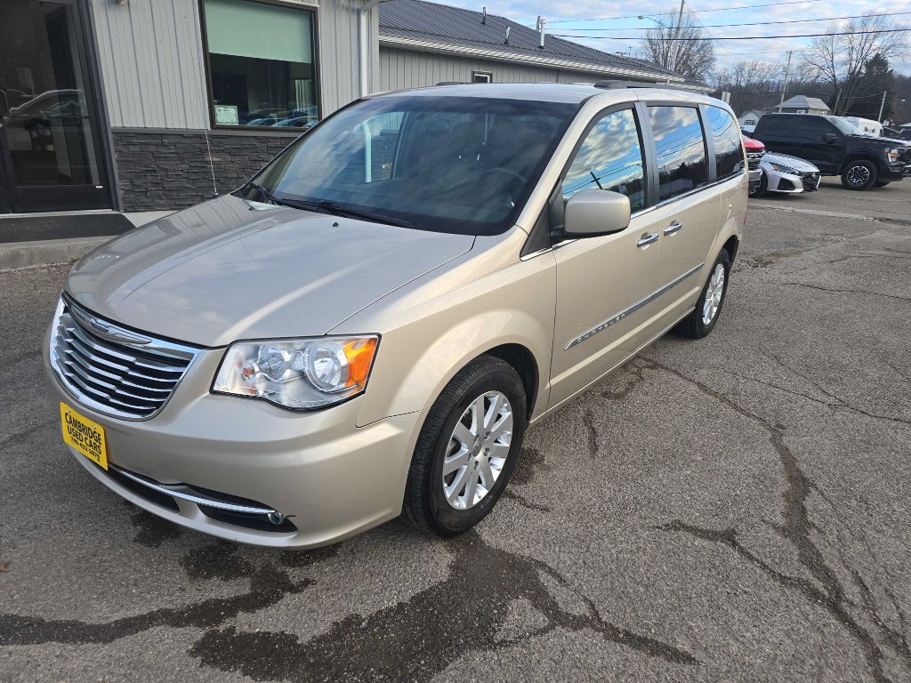 2014 Chrysler Town & Country Image 2