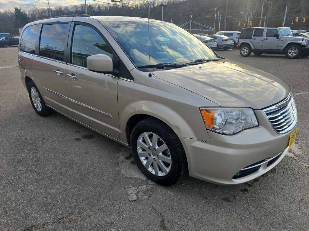 2014 Chrysler Town & Country Image 3