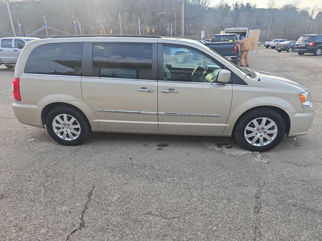 2014 Chrysler Town & Country Image 5